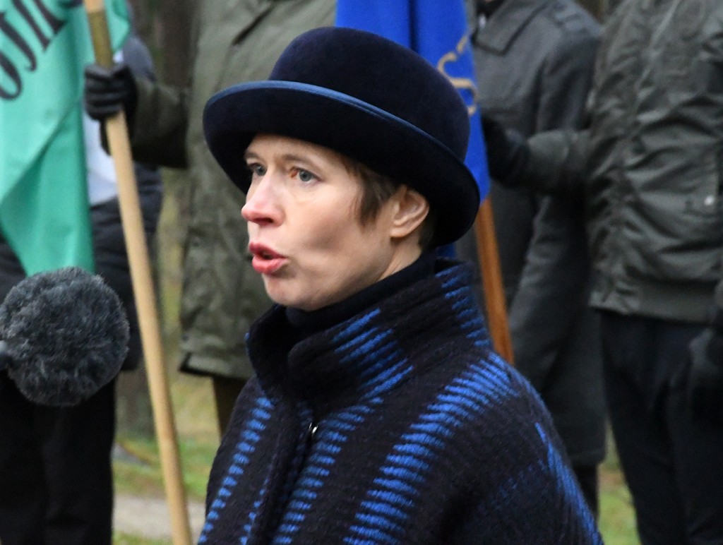 President Kersti Kaljulaid Tallinna Metsakalmistul. Foto Urmas Saard