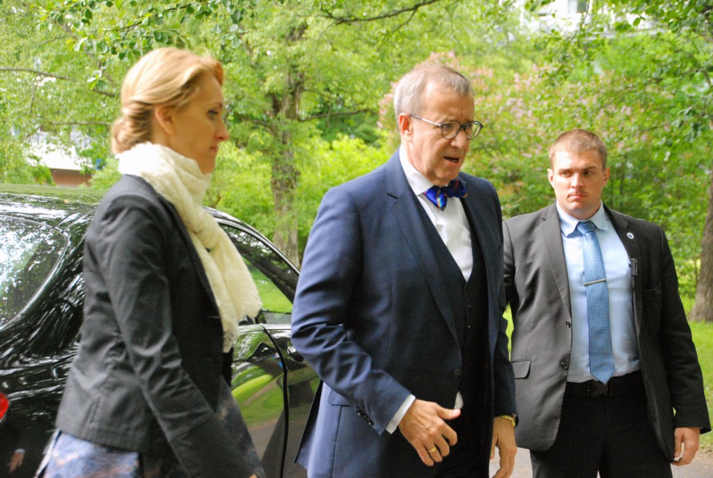 President Toomas Hendrik Ilves tamme istutamisel Pärnus Foto Urmas Saard