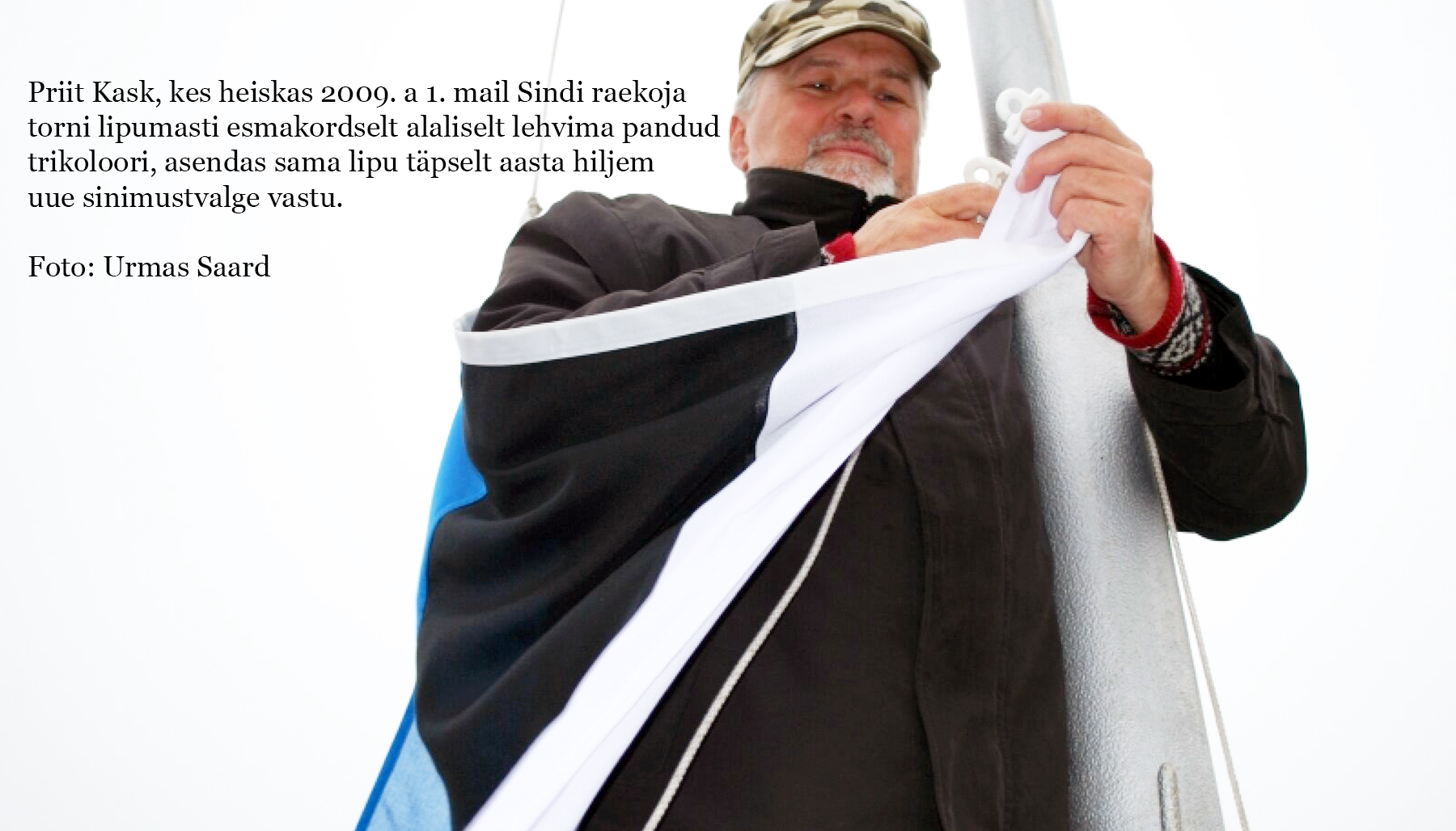 Priit Kask, kes heiskas 2009. a 1. mail Sindi raekoja torni lipumasti esmakordselt alaliselt lehvima pandud trikoloori, asendas sama lipu täpselt aasta hiljem uue sinimustvalge vastu. Foto Urmas Saard