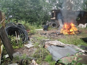 Pärijad Tartumaal prügi põletamas. Annika Osja fotod