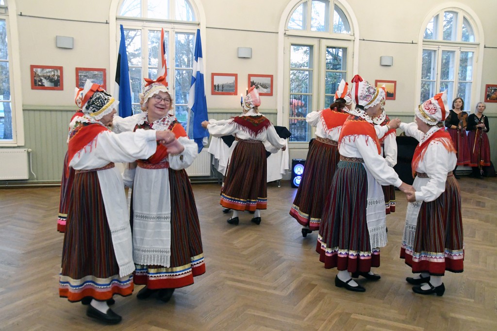 Pärnu Raeküla Vanakooli keskuse naisrühm Kaasike esineb samuti Tallinnas  pärimuspeol Baltica. Foto Urmas Saard