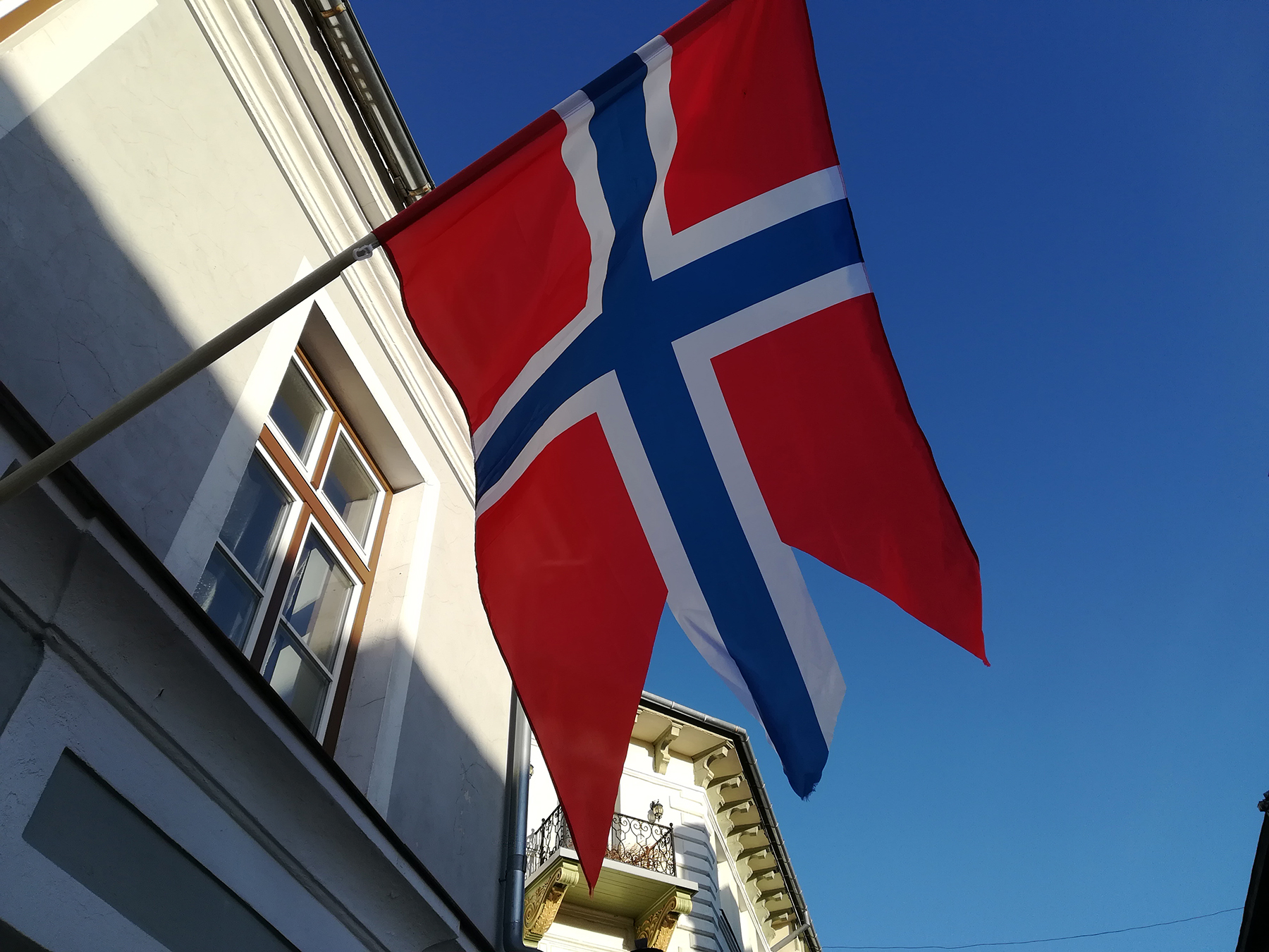 Pärnu Rüütli tänavat kaunistavad Norra lipud muutsid väikese linna südame üheks päevaks Trondheimiks. Foto: Urmas Saard