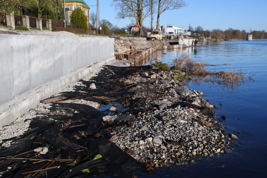 Pärnu jõe paremkaldal kindlustatakse Jaansoni rada betoonivaluga Foto Urmas Saard