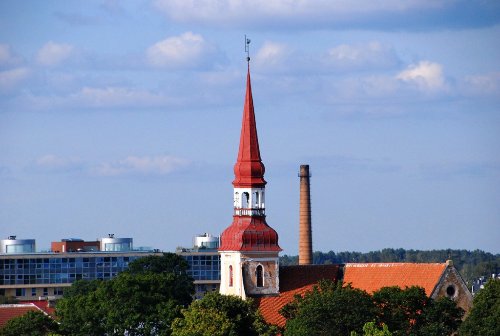 Pärnu südalinnas kõrguv Eliisabeti kiriku torn on üks kaugele paistvatest maamärkidest Foto Urmas Saard