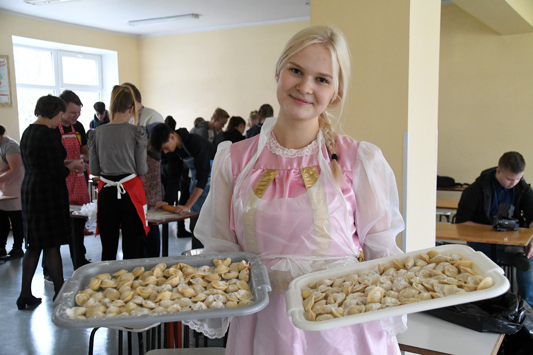 Pärnumaa vene keele päeval valmistati Sindi gümnaasiumis pelmeene. Pildil Milena Kostjukova. Foto Urmas Saard