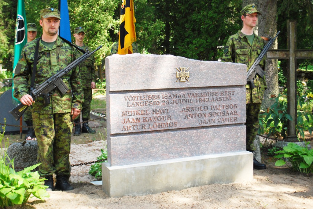Pärnumaal Mihkli kalmistul avati metsavendade Mihkel Havi ja tema salga liikmetele hauakivi 2012. aasta 12. juulil. Foto Urmas Saard