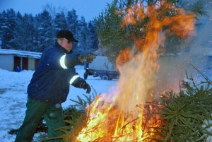 Pärnumaal Paikuse alevis on kujunenud heaks tavaks ühine kuuskede põletamine kolmekuninga- ja kanutipäeva vahelisel ajal Foto Urmas Saard