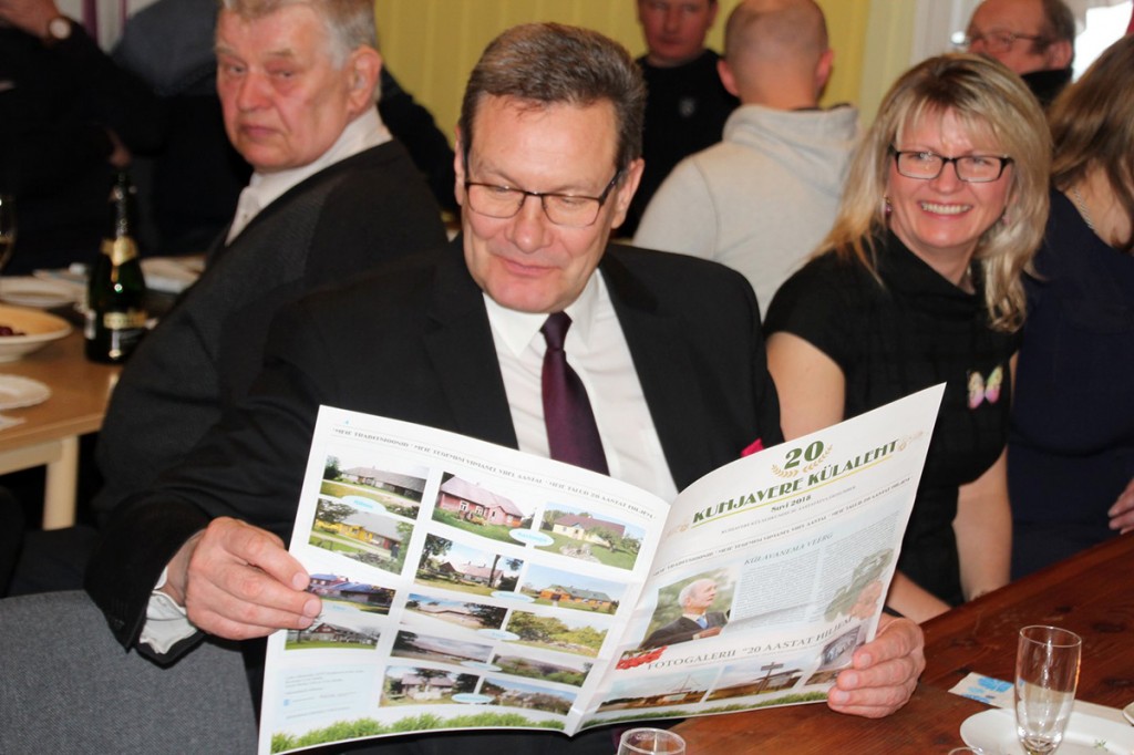 Põhja-Sakala vallavolikogu esimees Arnold Pastak loeb Kuhjavere küla ajalehte. Foto Marko Reimann