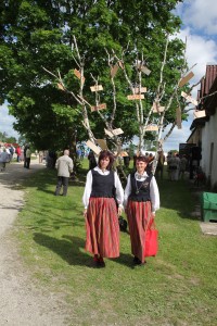 Lustiveres toimumud Põltsamaa valla külade päeval on kasvama pandud "külade puu". Foto: Jaan Lukas