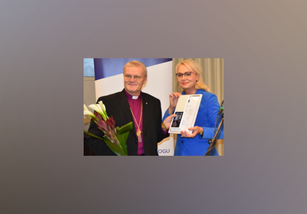 Rahvastikuminister Riina Solman andis peapiiskop emeeritus Andres Põdrale üle Siseministeeriumi hõbeteenetemärgi. Foto Siseministeerium