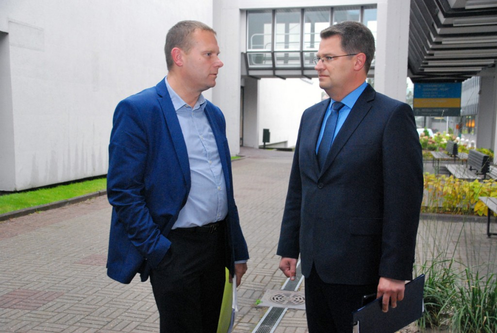 Romek Kosenkranius ja Marko Šorin jätkavad vestlust veel pärast Tervise  keskusest väljumistki Foto Urmas Saard