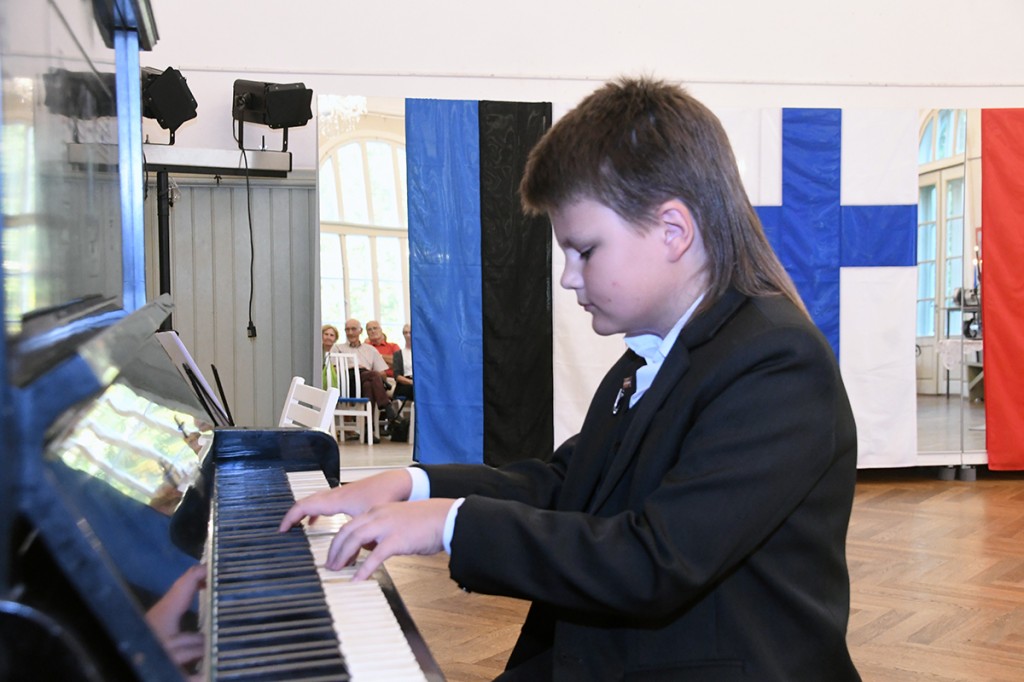 Ruslan Andrejev kontserdil Pärnus Raeküla Vanakooli keskuses Foto Urmas Saard