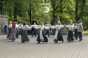 Röntyskä esinemas Eesti ingerisoomlaste XIX laulu- ja tantsupeol Jõhvis 14.06.2009. Foto: Röntyskä arhiiv.