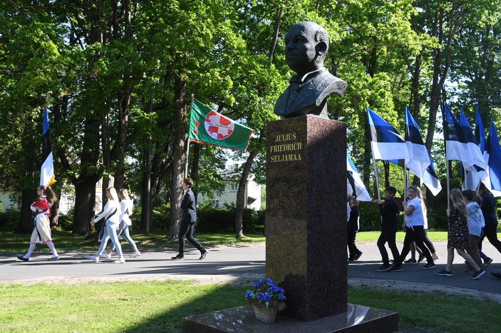 Seljamaa monumendist mööduvad Sindi gümnaasiumi liputoimkond ja Eesti lipu seltsi noored abilised – Sindi gümnaasiumi õpilased. Foto Urmas Saard