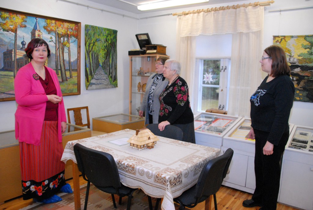 Seljametsa muuseumi juhataja Annika Põltsam (vasakul) ja Laine Järvemäe Sindi muuseumis Foto Urmas Saard
