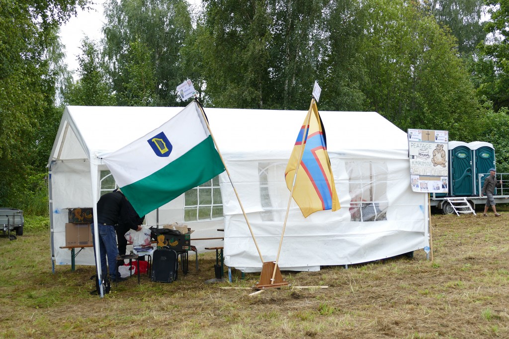 Setomaa ja Ingerimaa ajaloolised lipud Seto Kuningriigi päeval toimunud suveülikooli telgi juures. Foto erakogust