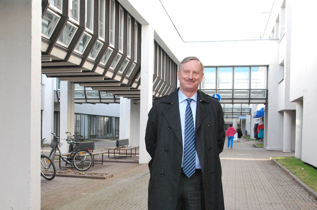 Siim Kallas saabumas Pärnu Tervise konverentsikeskusesse. Foto Urmas Saard