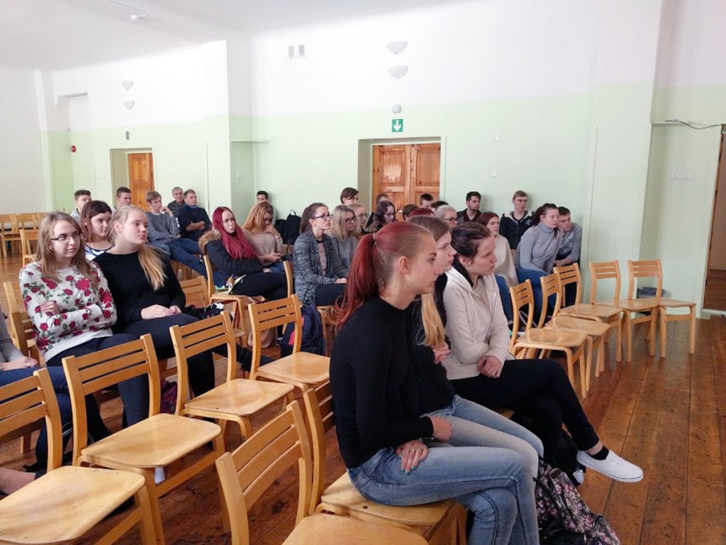 Sindi gümnaasiumi õpilased kuulavad Barbara Lehtna loengut Foto Kristi Suppi