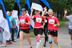 Sindi gümnaasiumi õpilased tervitavad sinimustvalgete lippudega maratoonareid Tänavu jõuab esimene jooksja samasse punkti orienteeruvalt 1540 Foto Urmas Saard