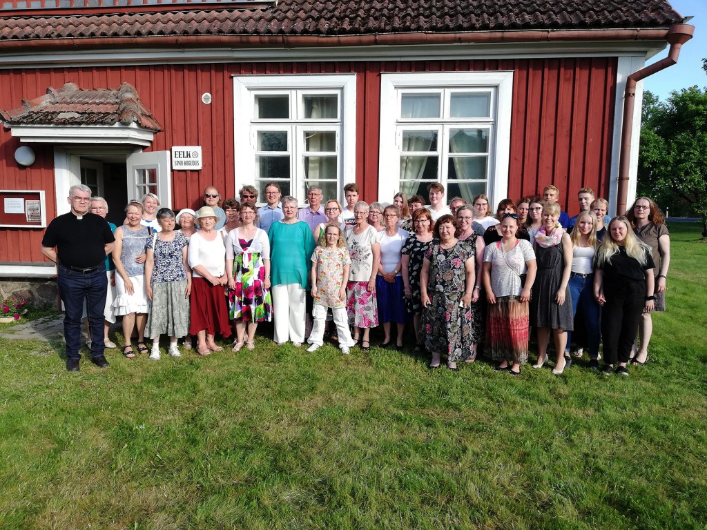 Sindi koguduse inimesed ühiselt Soome külalistega Sindis. Foto Alice Laanemaa