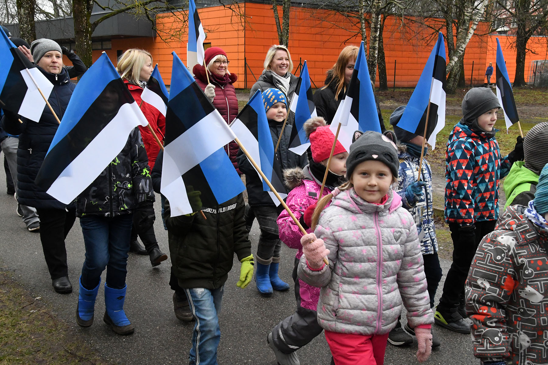 Sindi lasteaed on jõudnud lippudega jalutades Kooli tänavale. Foto Urmas Saard