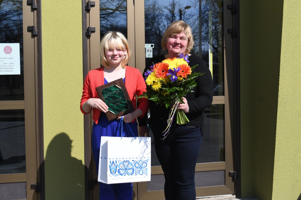 Sindi Ööbik 2018 Mirtel Metsmaa ja tema ema Alla Metsmaa lahkuvad Sindi seltsimajast õnneliku naeratusega Foto Urmas Saard
