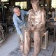 Skulptor Lembit Onton poolelioleva skulptuuriga. Foto Nõmme linnaosa valitsus