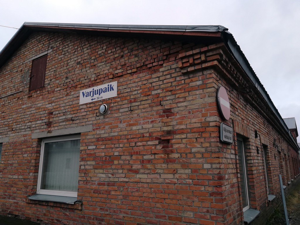 Suur-Posti tänavaäärne viit Pärnu täiskasvanute varjupaika. Foto: Urmas Saard