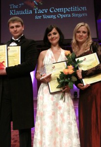 Taevi-konkursi laureaadid 2011: Andrei Savtšenko, Elina Šimkus ja Pirjo Püvi. Foto: Ants Liigus