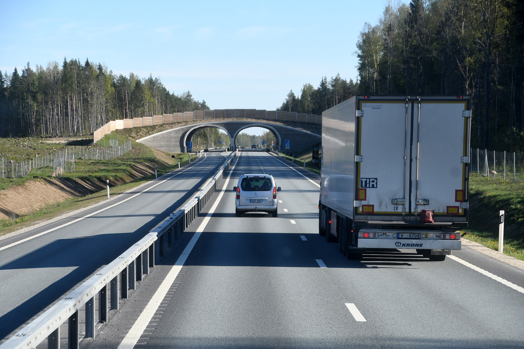 Tallinna-Pärnu maanteel Kohatu lähedal on ainult üks sõidusuundadest kaherealiseks ehitatud. Foto Urmas Saard