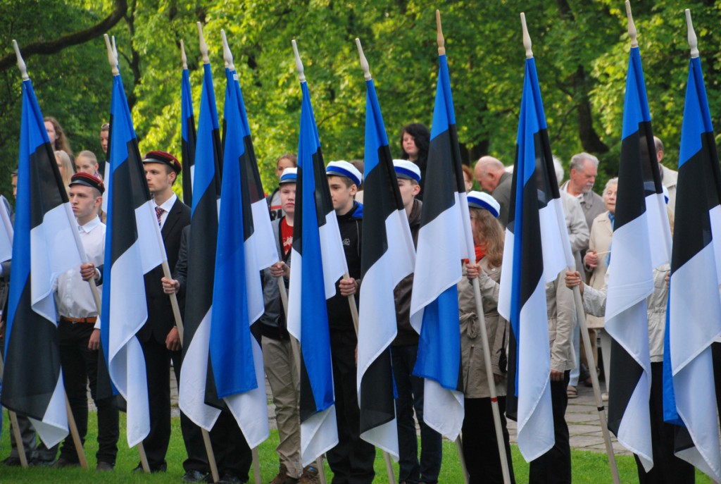 Tallinna koolinoored lipu seltsi lippudega 4 juuni hommikul Kuberneri aias Foto Urmas Saard