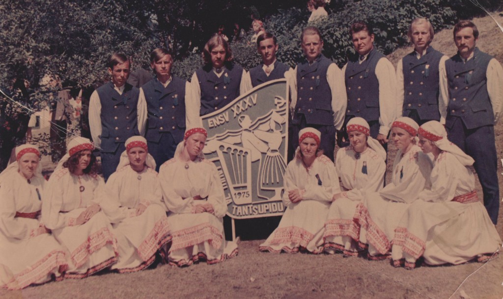 Tantsurühm Õerutajad (toonane nimetus Tääksi segarühm) 1975. aasta üldtantsupeol