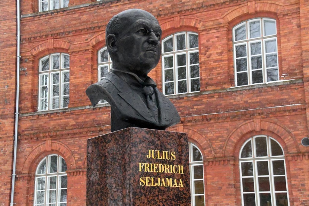 Tartu rahulepingu sõlmimise 99. aastapäeval Julius Friedrich Seljamaale avatud monument Sindis.  Foto Urmas Saard
