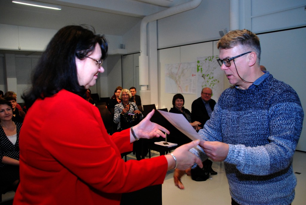 Tiit Kask annab Tiina Tojakile üle tunnistuse, mis kinnitab Pärnu muuseumi poolt korraldatud täiendkoolituse läbimist Foto Urmas Saard