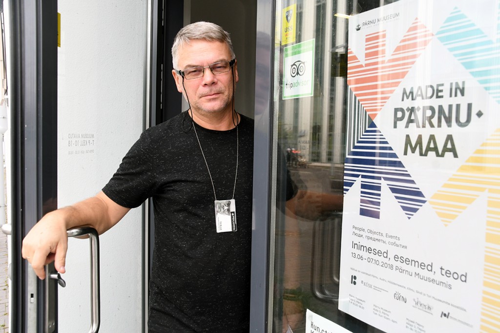 Tiit Kask avab Pärnu muuseumi ukse, et külastada näitust Made in Pärnumaa Foto Urmas Saard