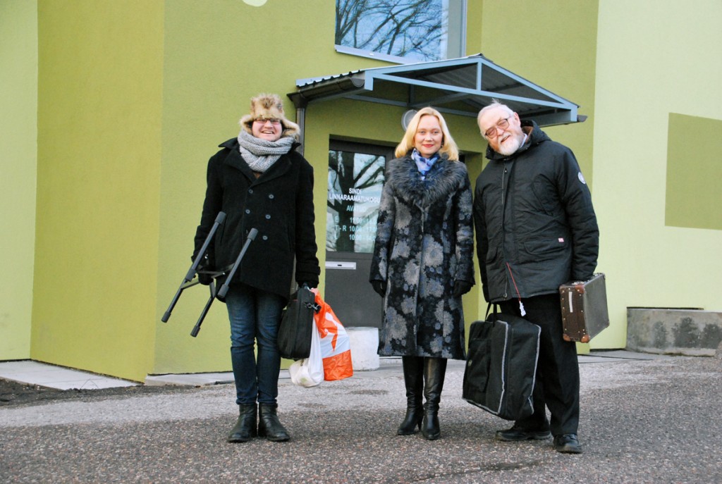 Timo Dreimann, Liina Hansen ja Jaak Känd Sindi linnaraamatukogu ukse ees Foto Urmas Saard