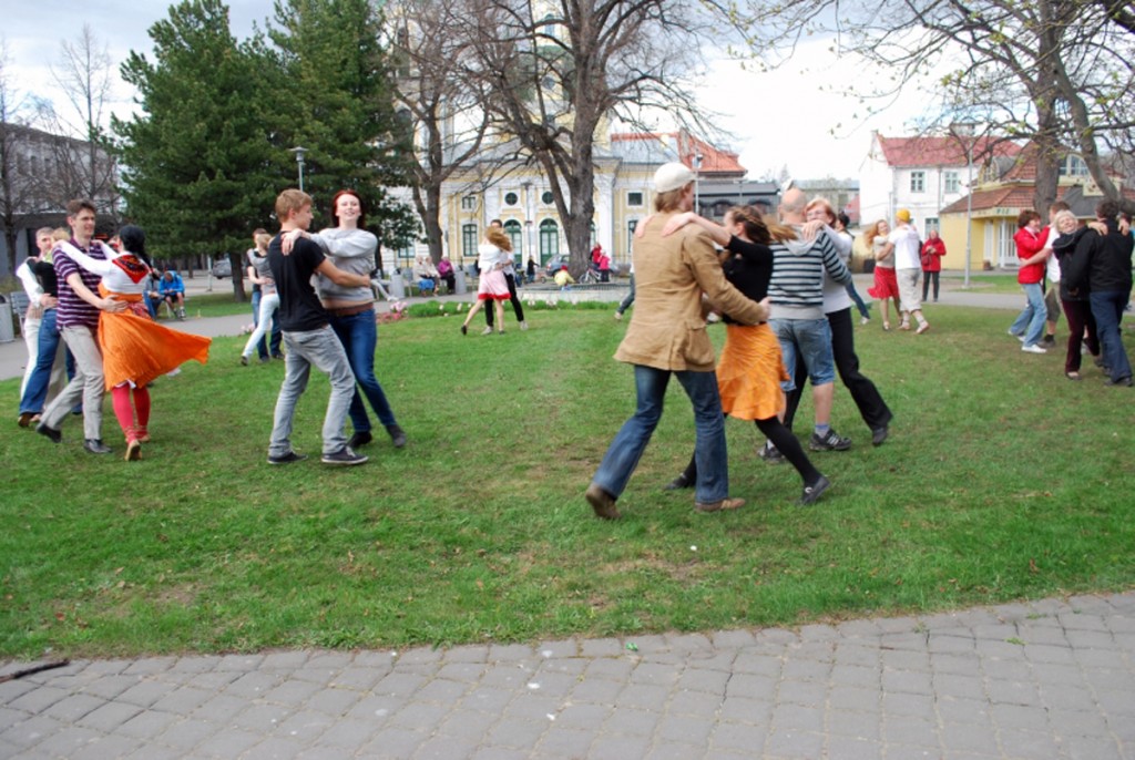 Tuurit-Tuurit rahvusvahelisel tantsupäeval aastal 2011 Pärnus, Lastepargis Foto Urmas Saard