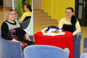 Uutel toolidel istuvad seltsimaja töötaja Ilme Prenge ja juhataja Anneli Uustalu Foto Urmas Saard