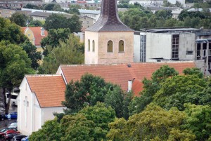 Vaade Paide katustele, esiplaanil Paide Püha Risti kogudus Foto Urmas Saard
