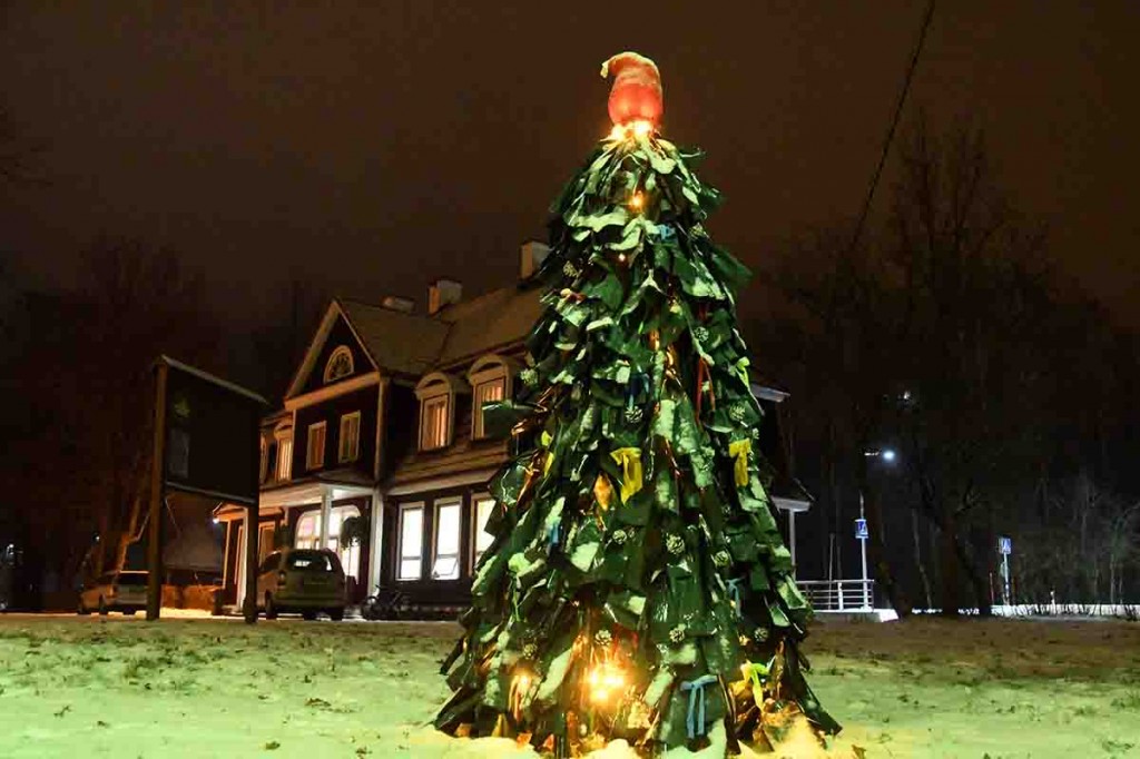 Valgel lumel ja tulede säras paistab väike jõulupuu installatsioon eriti mõjuvalt silma. Foto Urmas Saard