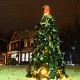 Valgel lumel ja tulede säras paistab väike jõulupuu installatsioon eriti mõjuvalt silma. Foto Urmas Saard