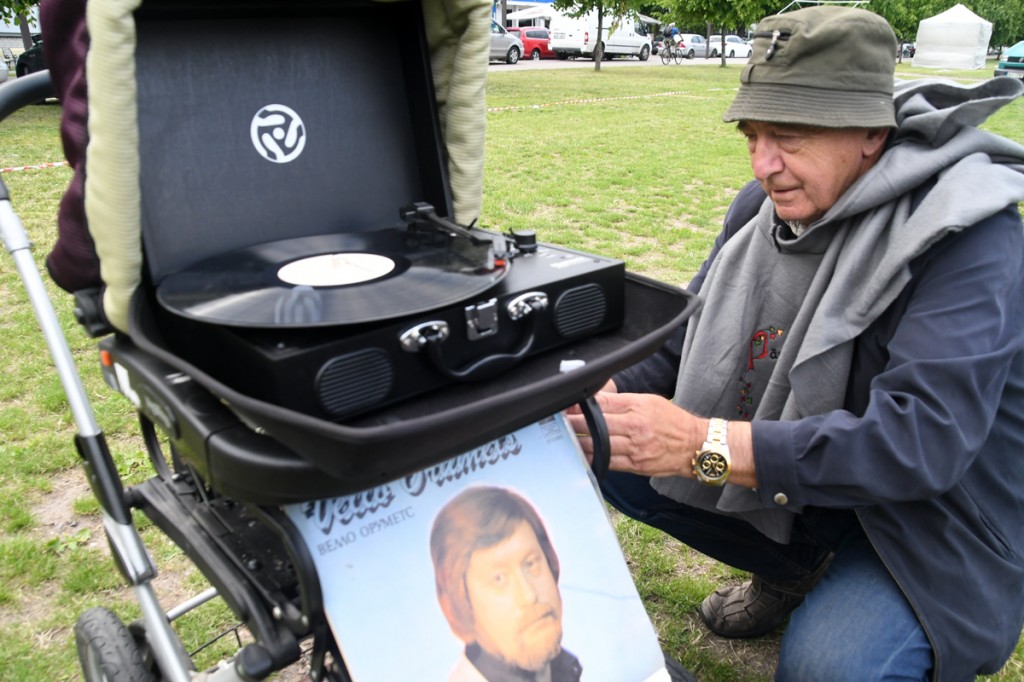 Valter Parve meenutab plaadi mängitamisega Vello Orumetsa ja teeb hansapäevaliste tuju heaks Foto Urmas Saard