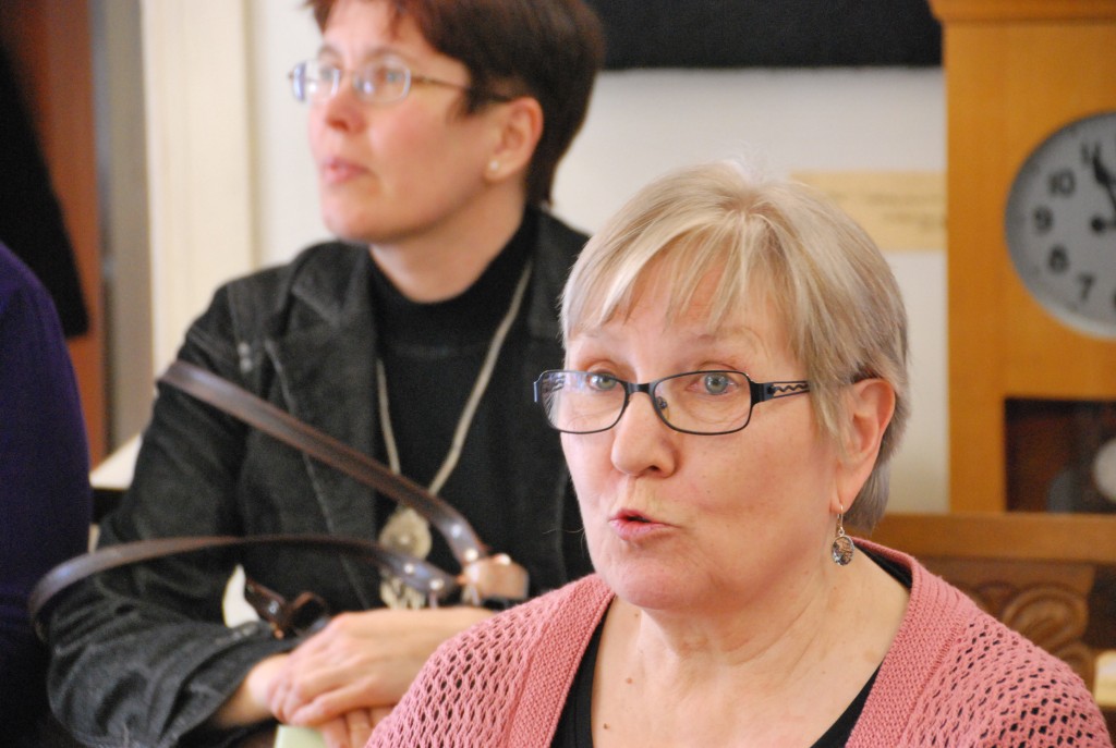 Vanda Kirikal kuulab, kuidas tema luuletused kõlavad Heidi Vellendi, Sindi muuseumi juhataja, poolt ette loetuna Foto Urmas Saard