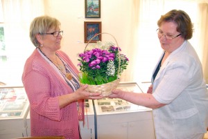 Vanda Kirikal saab näituse avamise puhul Sindi muuseumi juhatajalt Heidi Vellendilt kingituseks lillekorvi Foto Urmas Saard