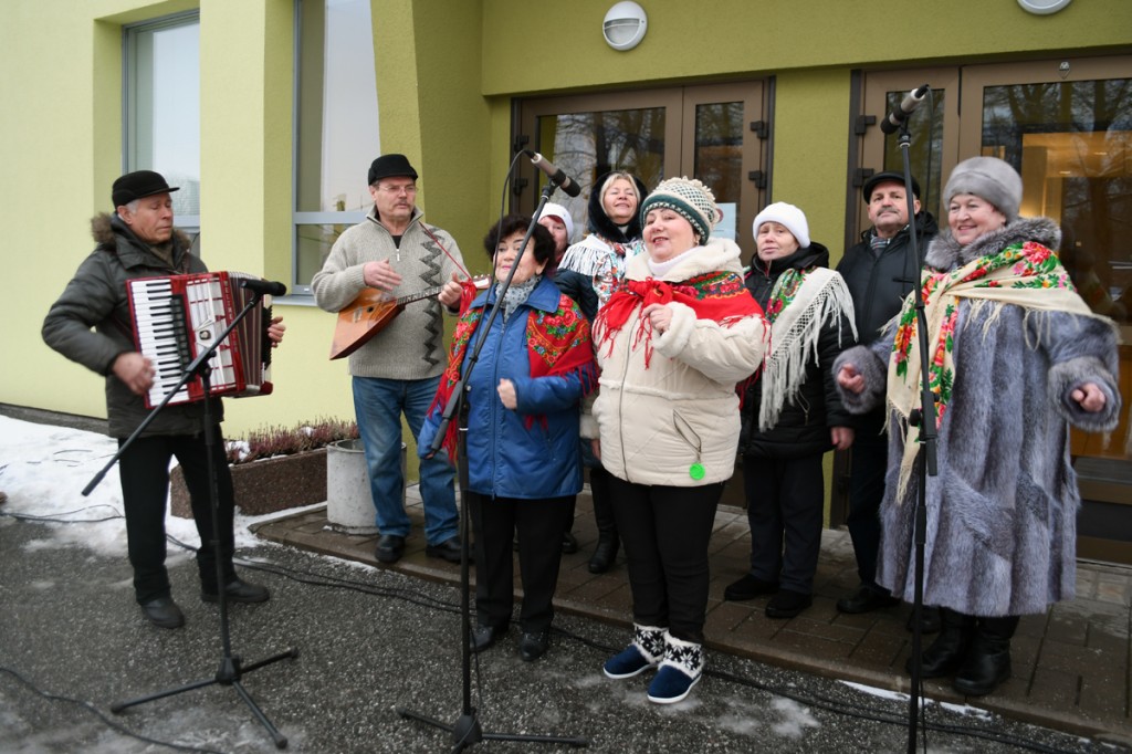 Vene segakoor Slavjanotška vastlapäeval Sindi seltsimaja ees Foto Urmas Saard