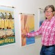 Viljo Vetik tutvustab Port Arturis avatud sõude-teemalist plakati näirust Foto Urmas Saard