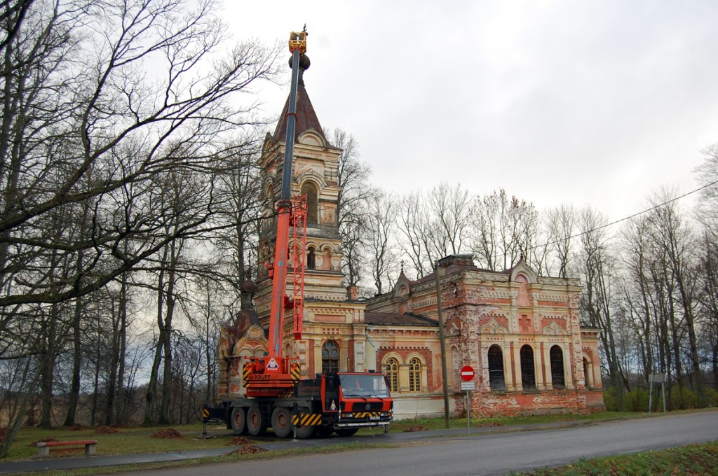 Viltu vajunud rist tõsteti Sindi kiriku tornist maha 2008 a Foto Urmas Saard