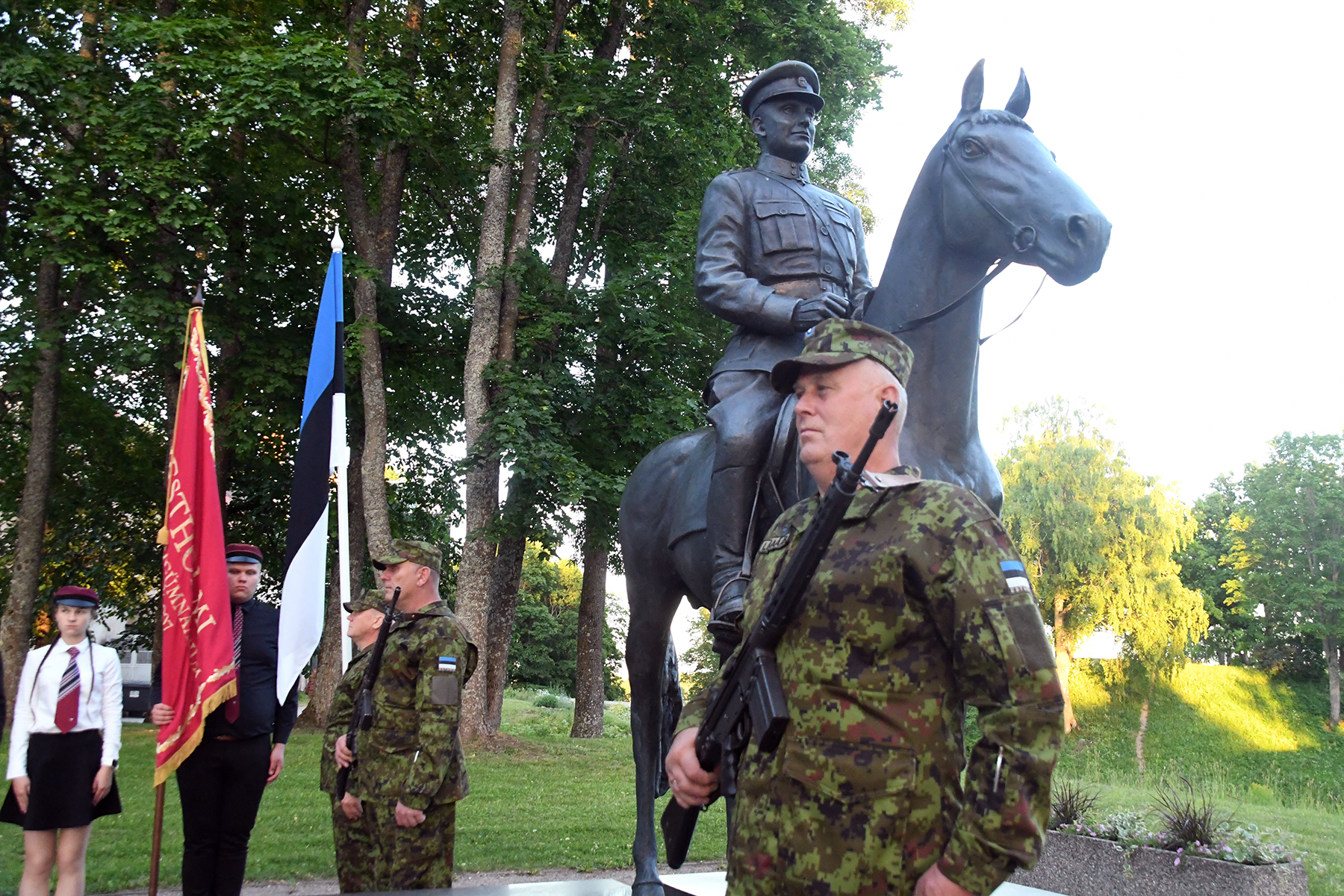 Võidupüha mälestustule auvalve kindral Laidoneri ratsamonumendi juures. Foto Urmas Saard