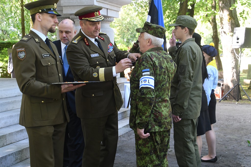 Võidutule toojatele medalite andmine Tallinna Kaitseväe kalmistul oleva mälestusehise juures Foto Urmas Saard