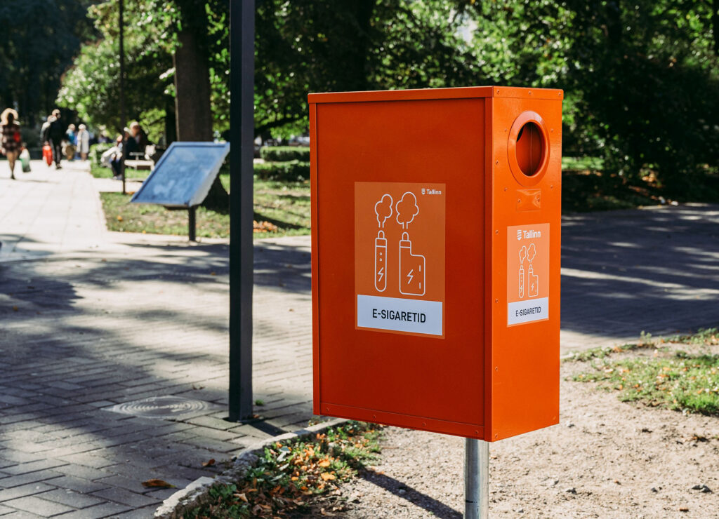e-sigaretijäätmete kogumiskast. Foto: Ellen Rudi / Tallinna strateegiakeskus Päevatoimetaja Tallinn paigaldab üle linna 42 e‑sigaretijäätmete kogumismahutit, et
